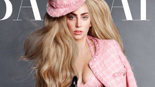 Lady Gaga neccben, cuki kutyával
