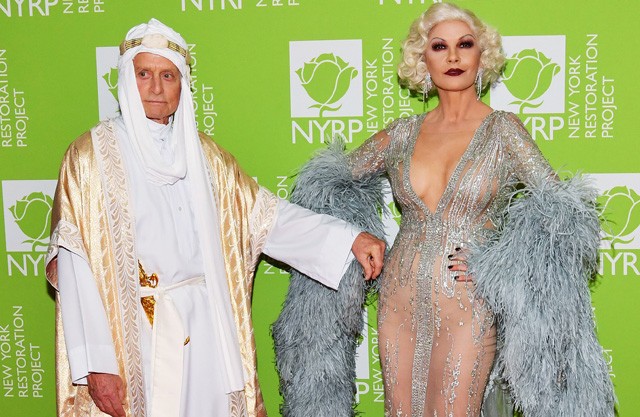 Michael Douglas és Catherine Zeta-Jones jelmezben