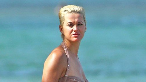 Honnan szerzi Katy Perry ezeket a nagymamás fürdőruhákat?