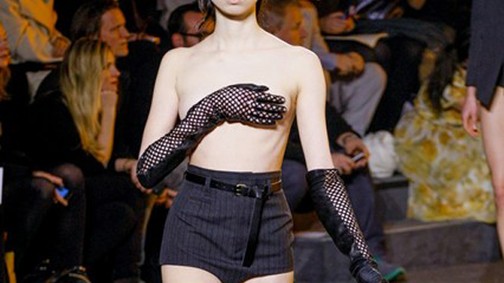 A szupermodell 18 éves lánya félmeztelenül a kifutón