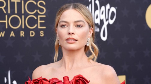 Margot Robbie felszabadította a melleit a vörös szőnyegen