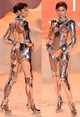 2024, Zendaya - Pár napja Zendaya rázta fel az internetet a Dűne 2. premierjén egy pucér robotruhának nevezhető költeményben. A színésznő minden eddiginél jobban megerősítette ikonikus divatstátuszát. A "robotruha" egy Haute Couture Thierry Mugler alkotás, amelyet az 1995-1996 őszi/téli bemutatón küldtek kifutóra.  