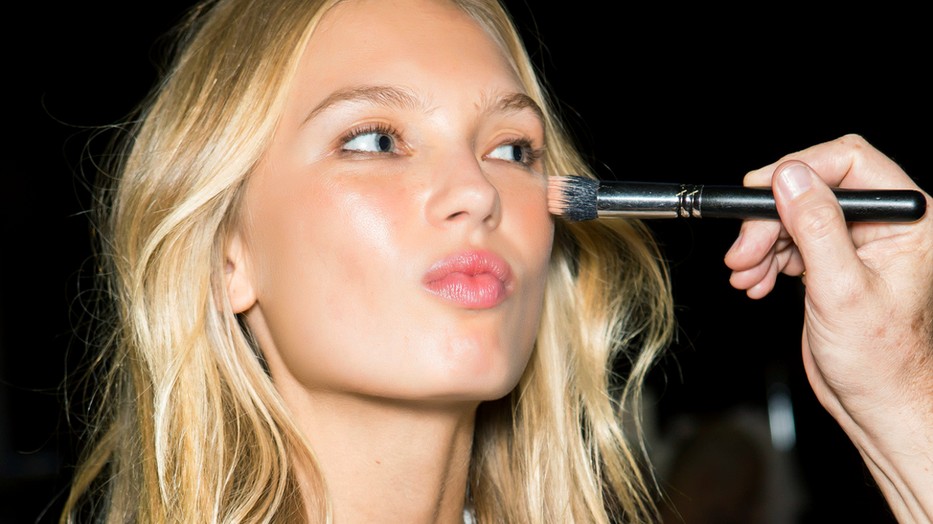 Próbáld ki a nyár legforróbb sminktrendjét: a napcsókolta pirosítást!