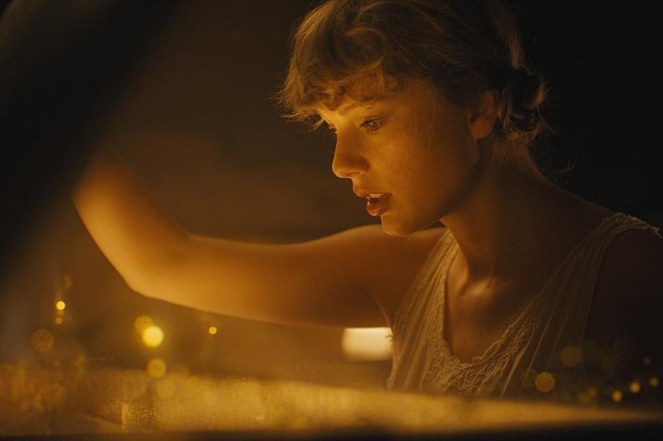 Meglepetés! Taylor Swift új albummal és saját maga által rendezett klippel örvendeztette meg a rajongóit