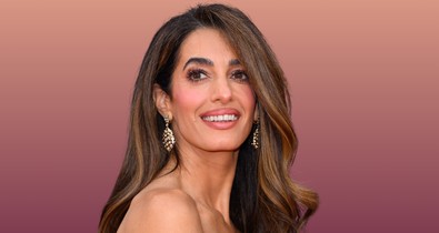 Amal Clooney rózsaszín miniruhában bulizott, Barbie babaként tündökölt George Clooney oldalán