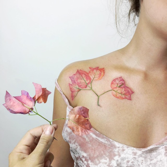 A hét kreatívja: az ukrán tetoválóművész virágok lenyomatát készíti el a bőrödre