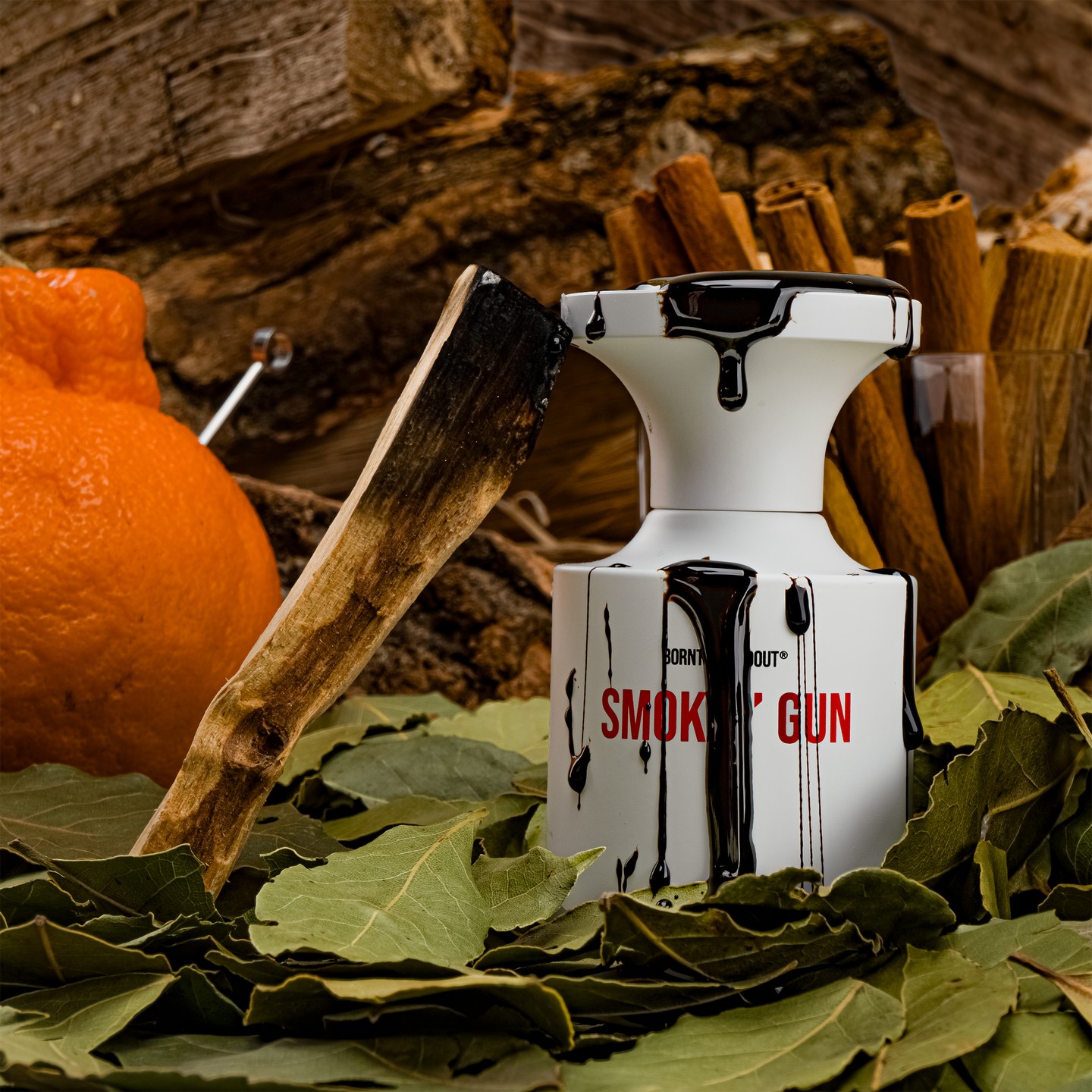 Szerelem a tábortűz fényében. Erősen fűszerezett scotch a nedves erdőben.