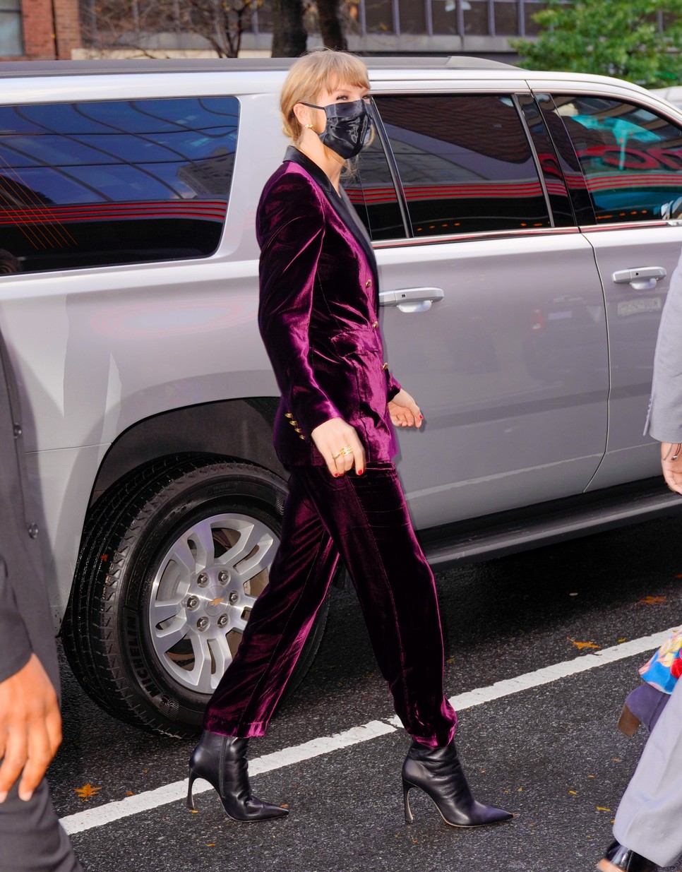 Taylor Swift bársony nadrágkosztümje lesz az ünnepek kedvenc darabja