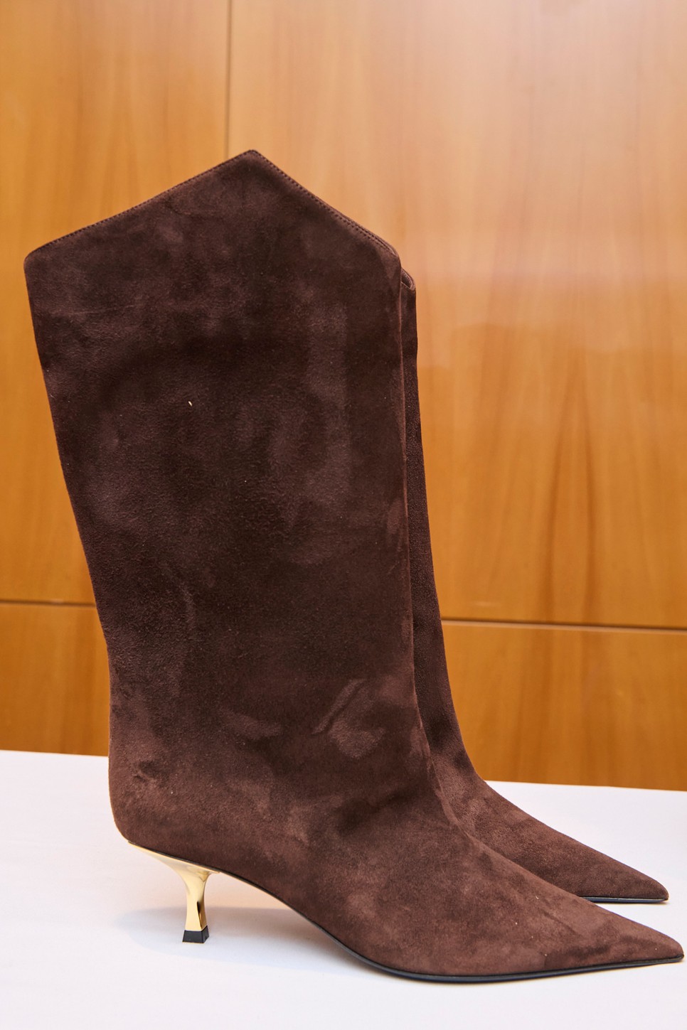 Mario Valentino 2024-es őszi-téli kollekciójának hegyes orrú csizmája idézi a western stílust is