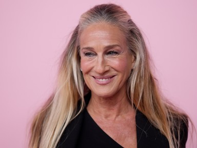 Sarah Jessica Parker Diana hercegnét idéző ruhában találkozott Kamilla királynéval