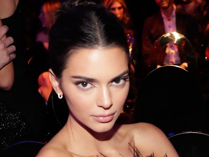 Miért? Kendall Jenner egy szál bugyiban illegeti magát ezen a videón
