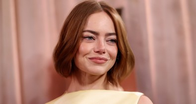 Emma Stone köldökig kivágott szettben ment az Oscar-jelöltek vacsorájára, melltartót sem viselt alatta