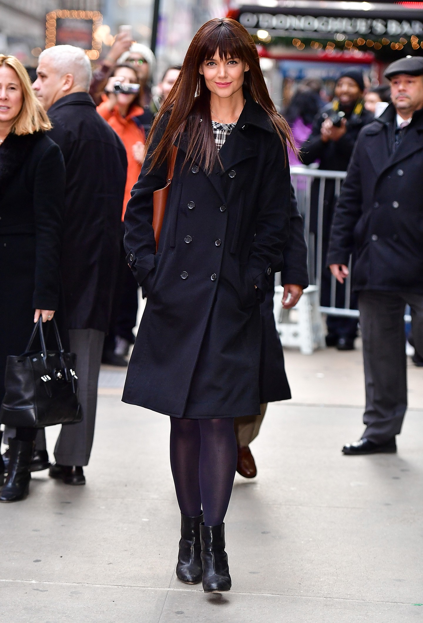 Teljesen megváltoztatja Katie Holmes arcvonásait a hosszú, egyenes haj teli frufruval kombinálva. Az arc csontosságát szépen keretbe foglalják az egyenes tincsek, a színésznő pedig láthatóan nagyon magabiztos, és csak úgy ragyog új megjelenésével. 