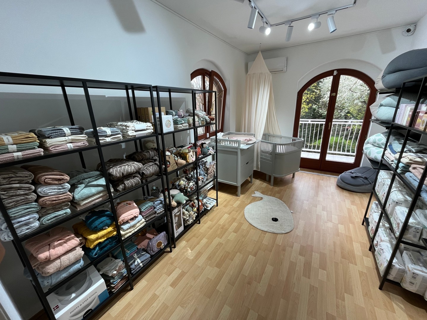 Az Adinish üzlet Budapesten, a második kerületben várja a szülőket és leendő szülőket