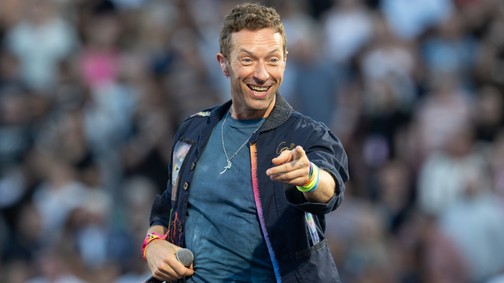 Megszólalt Chris Martin a Coldplay-koncerten történt incidens kapcsán, de csak olajat öntött a tűzre