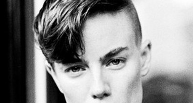 Férfiként folytatja a szexi szőkeség a modellkedést