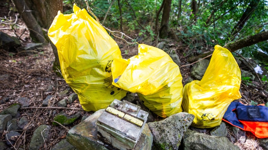 Sokkoló látvány fogadott minket a Tisza partján, annyi szemetet találtunk