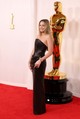A 2024-es Oscar-gála vörös szőnyegére Margot Robbie egy fekete Versace estélyiben lépett.