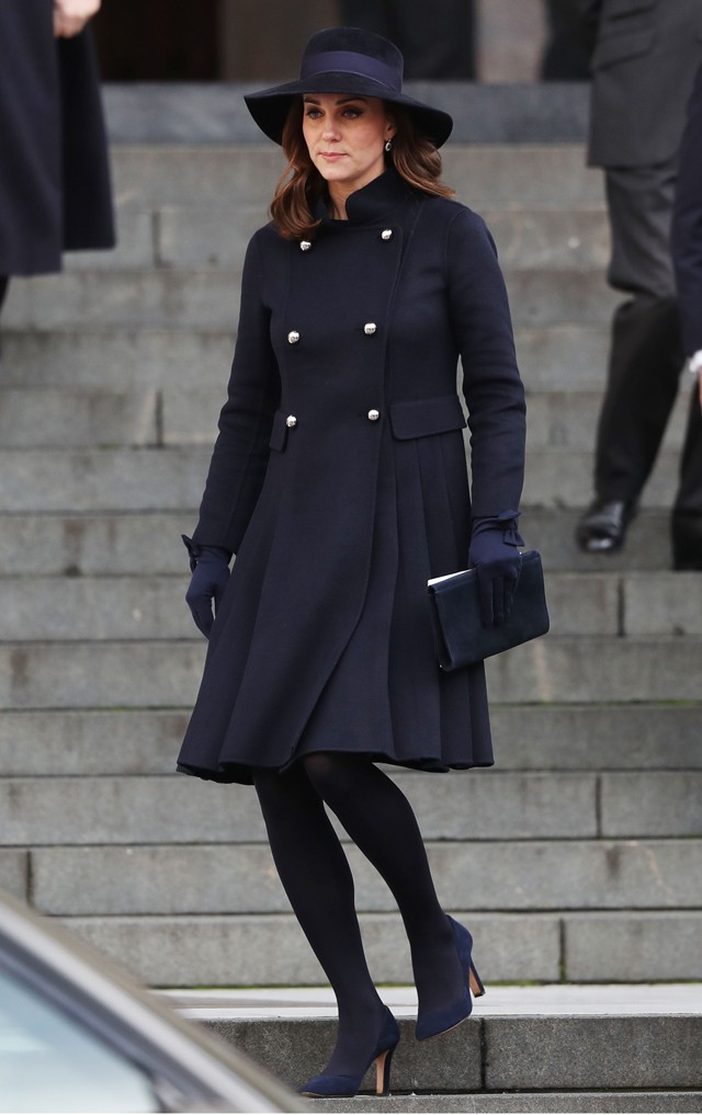 Már nagyon nagy Kate Middleton pocakja, elegáns kabátruhába próbálta rejteni