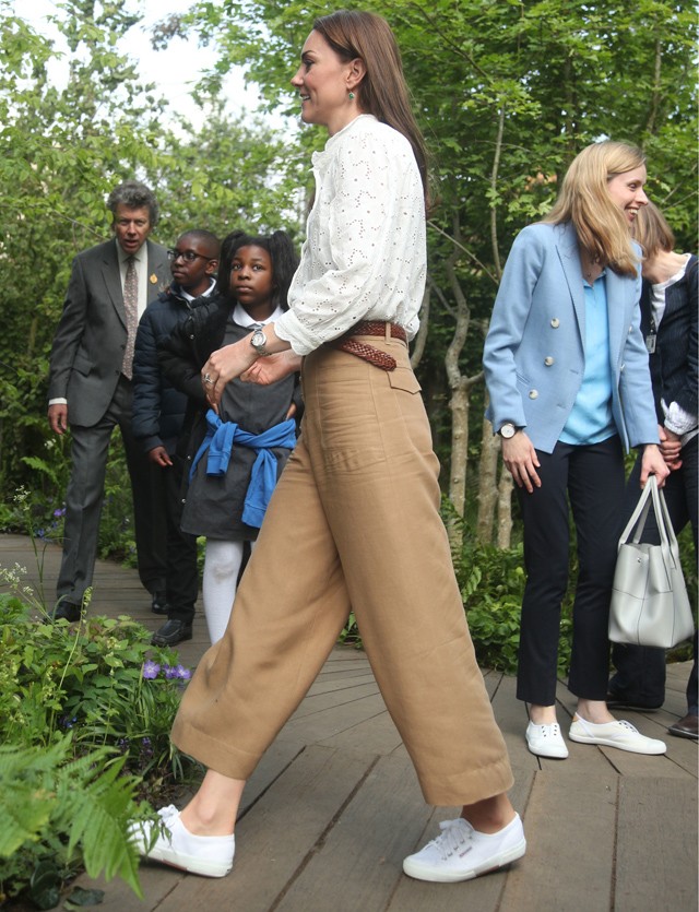 Kate Middleton culotte nadrágban, sportcipőben