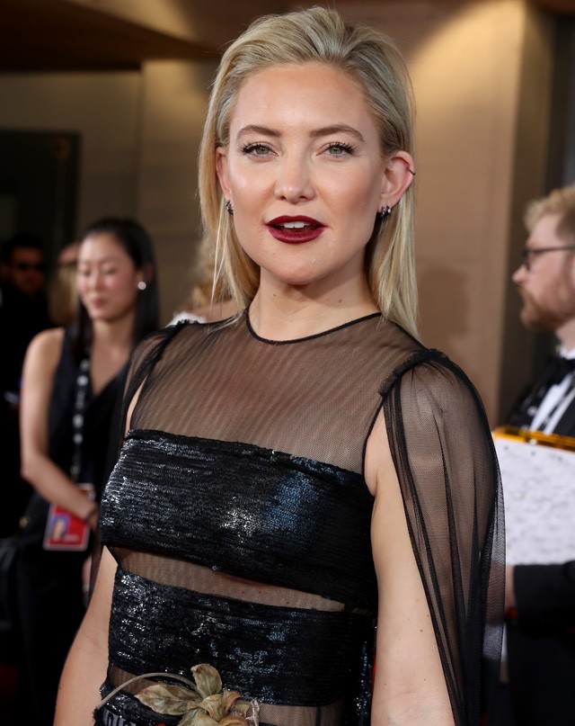 Kate Hudson sötétvörös rúzsa