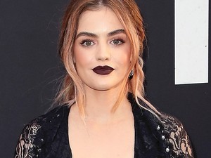 Elképesztő hasonlóság: Lucy Hale hirtelen Selena Gomezzé változott