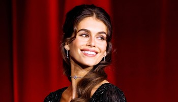 Cindy Crawford lányának halloweeni jelmezétől nem lesz szexibb: Kaia a világ legapróbb sortjában mutatta meg lábait