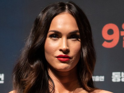 Megan Fox melle majdnem kiesett a ruhájából