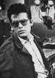  A kelet-európai James Dean, Zbigniew Cybulski rövid, de annál jelentősebb filmes karrierjének emblematikus darabja volt a napszemüvege. A Hamu és gyémánt című filmben viselt napszemüvegének márkáját aligha lehet kinyomozni ma már, de hogy ikonikus az biztos.