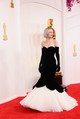 Carey Mulligan az 50-es évek stílusát idézte meg az Oscar-díátadó vörös szőnyegén, méghozzá egy lenyűgöző Balenciaga kreációban