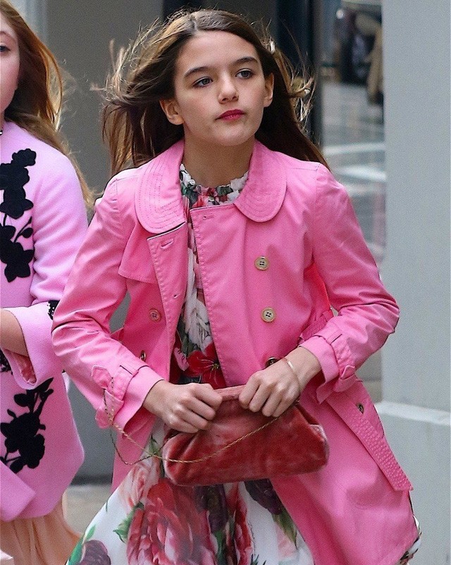 Suri Cruise egy Burberry kabátban