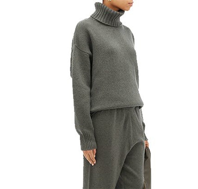 Kasmír pulóver 233 ezer forintért, amiben még a Grace klinikát sem merném nézni, nehogy a hitvány könnycseppjeim kárt tegyenek ebben a magasztos, egyedi és megismételhetetlen darabban. (H&M-ben 10 000 forint és nyugodt szívvel eszem benne a sajtszószt is.)