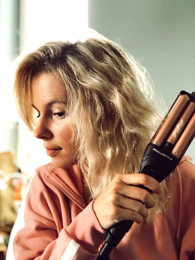 Marge még szoptatás közben is trendi szettet visel