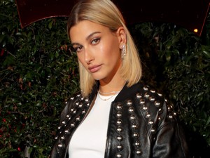 Hailey Bieber smink nélkül szerepel a Miu Miu új kampányvideójában