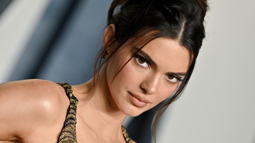 Kendall Jenner mellbimbóit csak két kis virág takarja a vakációján