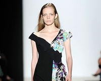 Magyar lányok a kifutón! Srej Zsófi a BCBG Max Azria-nál