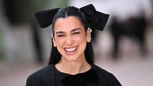 Dua Lipa káprázatos meztelenruhában ragyogott, óriási feltűnést keltett a vörös szőnyegen