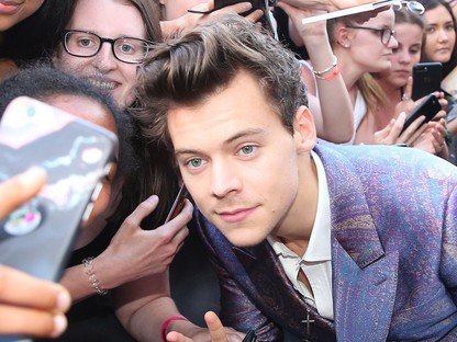 Harry Styles kilakkozta a körmeit, és mindenki odavan érte