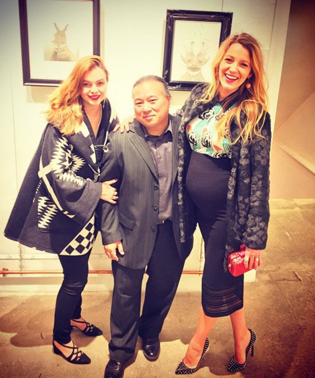 Ez a ceruzaszoknya remekül kiemeli a színésznő kerek hasát. Természetesen, most is a Preserve oldalon kapható darabokban van.