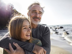 Anya ölel, apa nevel - Miért kerülnek a férfiak még mindig az érzelmileg elérhetetlen szülő szerepébe?