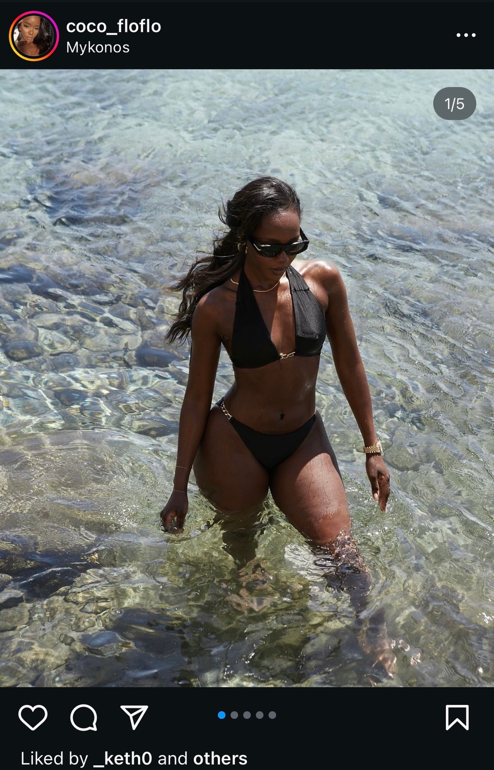 A nyakbakötős fazon most nem csak nagyon divatos, a vállaidra helyezheti a hangsúlyt