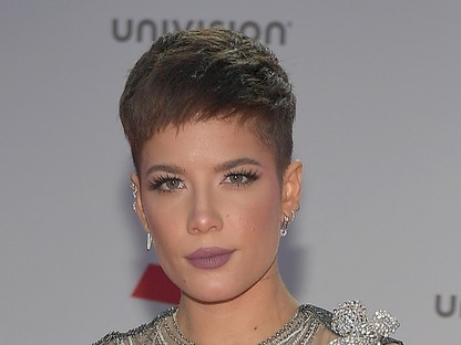 Halsey csak nyakláncot vett fel a vörös szőnyegre, de abból százat is