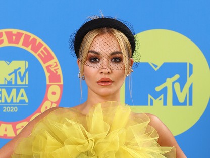 Rita Ora hozta el a romantikát az MTV gálára ezekkel a fodrokkal