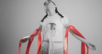 Divat, mozdulatok és a zene harmóniája: Fabian-Kis Juhász ruhái és Csinszka dala tökéletes egységet alkot