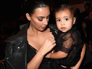 Miééért? Kim Kardashian már kislánya hasát is photoshopolta...