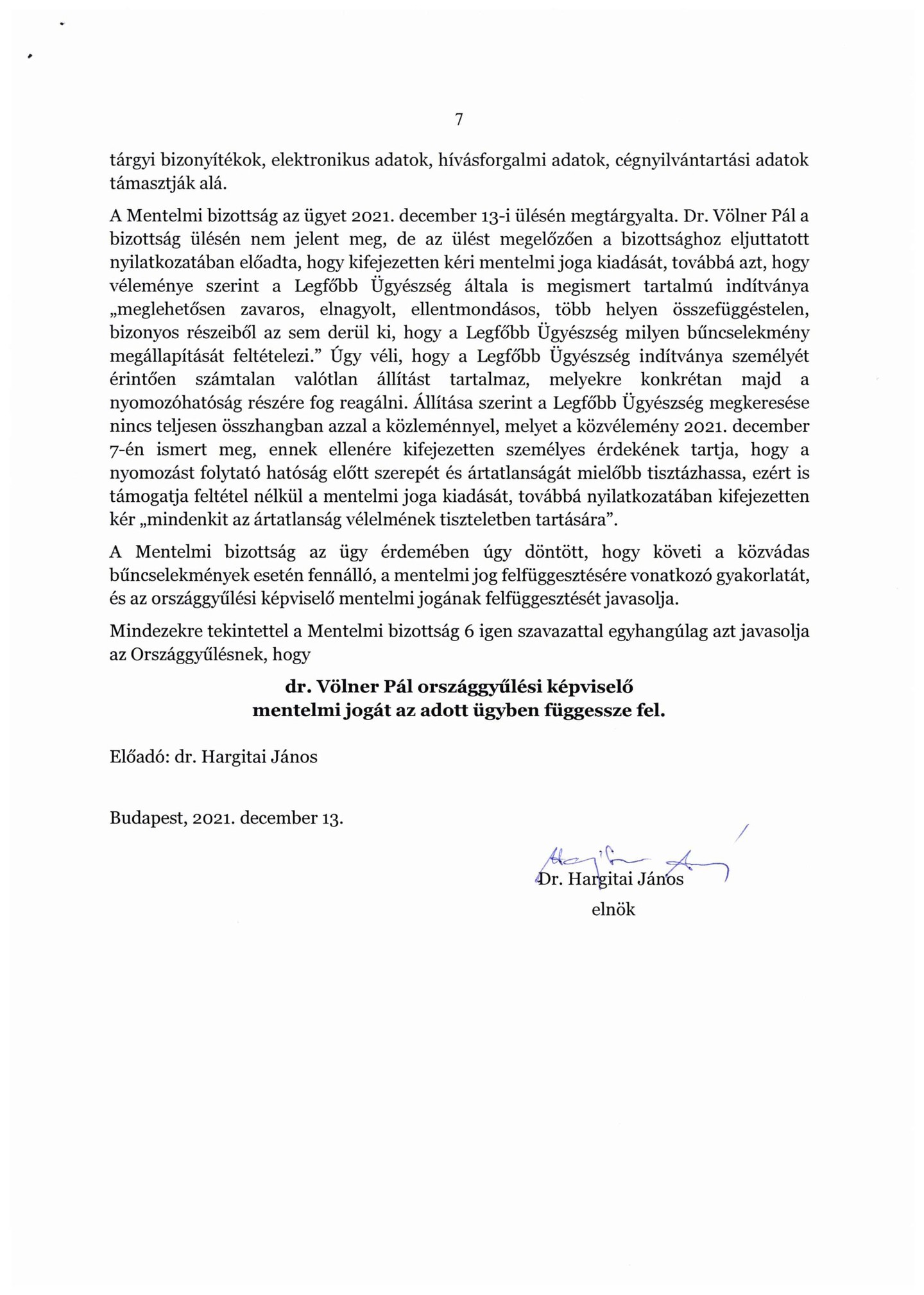 A kormánypárti Hargitai János a mentelmi bizottság elnöke - határozati javaslata az ügyészségi adatokat tartalmazza / Fotó: Blikk