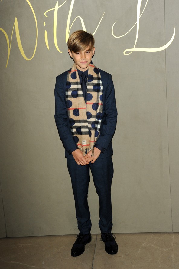 Romeo Beckham a karácsonyi kampány premierjén Londonban Burberryben