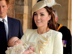 Királyi keresztelő: Kate Middleton gyönyörű krémszínű ruhában György herceggel