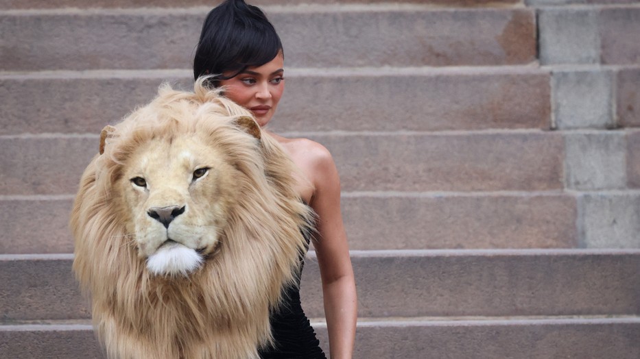 A Sciaparelli hautue couture show ruhá, köztük a Kylie Jenner által viselt darab is azonnal a cancel culture áldozata lett