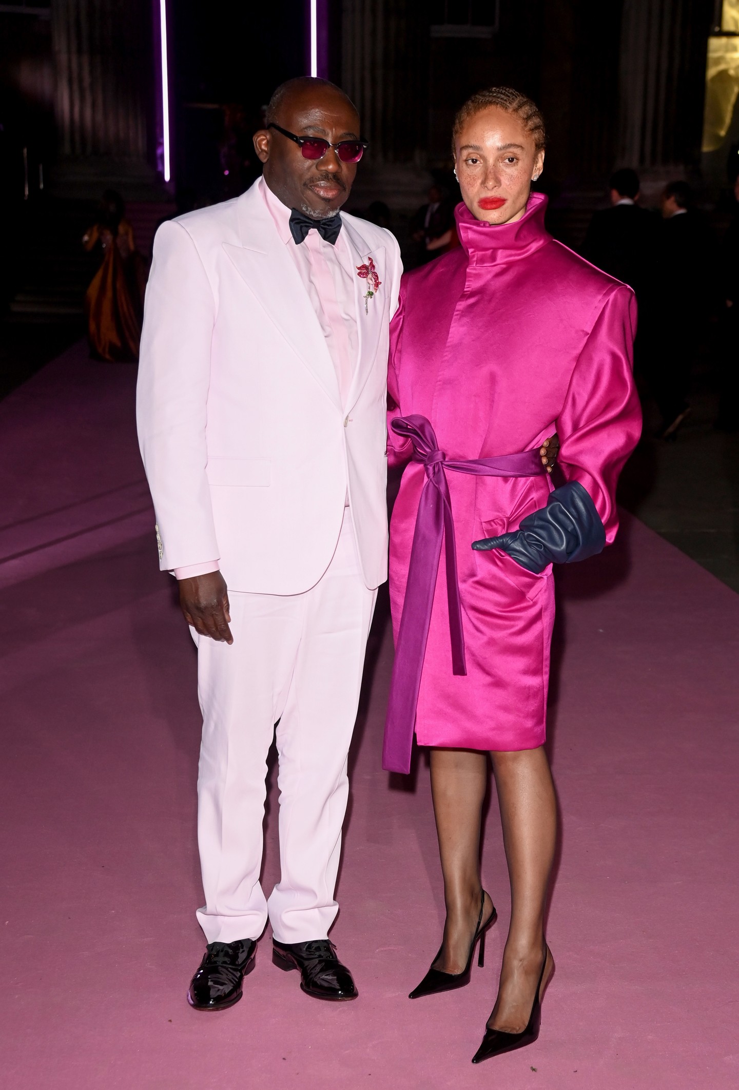 Edward Enninful (a brit Vogue egykori főszerkesztője) múzsája, Adwoa Aboah egy feltűnő Saint Laurent-kreációban ragyogott a pink szőnyegen. A strukturált vállakkal és derékon megkötött övvel hangsúlyozott ruha egyszerre modern és elegáns, miközben a magas gallér és a minimalista szabás avantgárd karaktert kölcsönöz a megjelenésének.